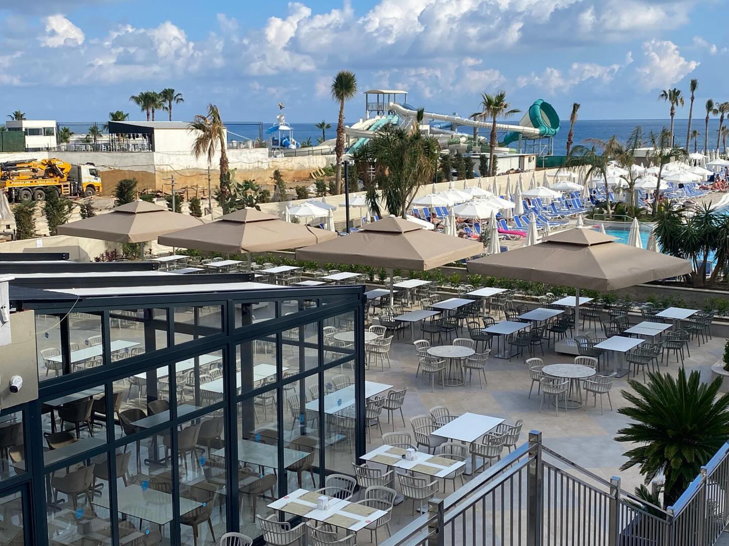 Beach Club şemsiye ve şezlong kurulumu
