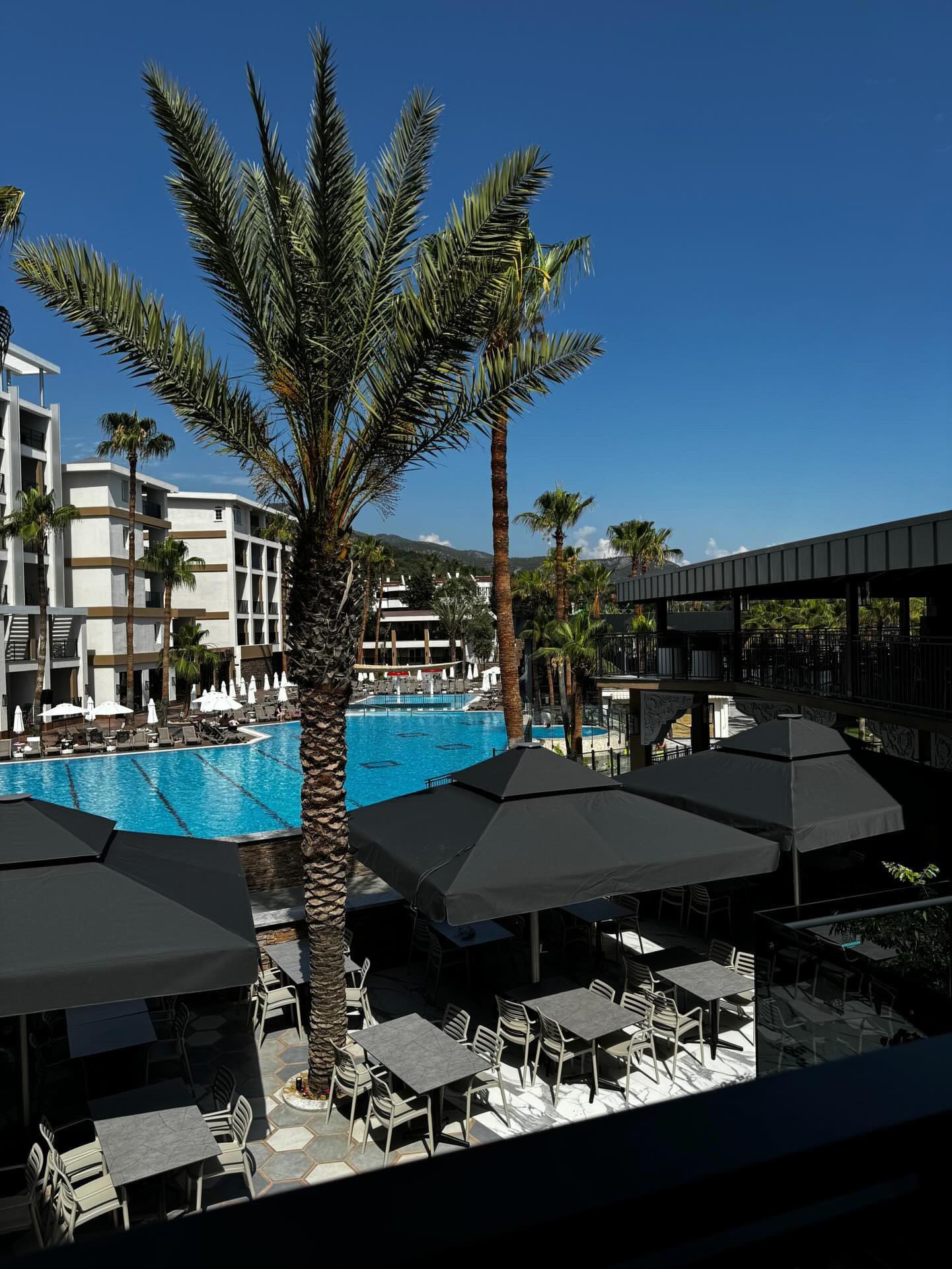 Otel havuz başı kırmızı şemsiye