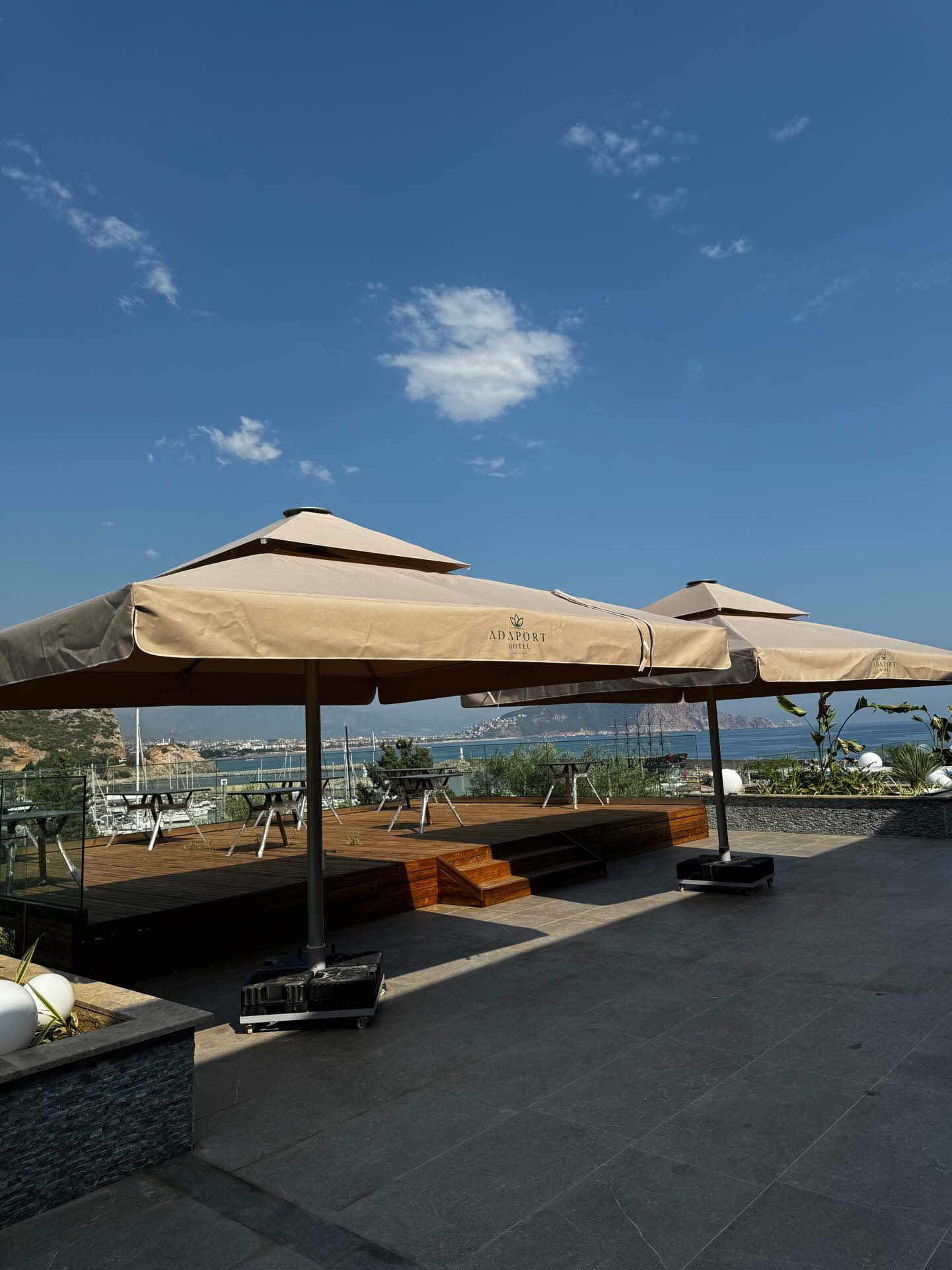 Adaport Hotel teras şemsiye