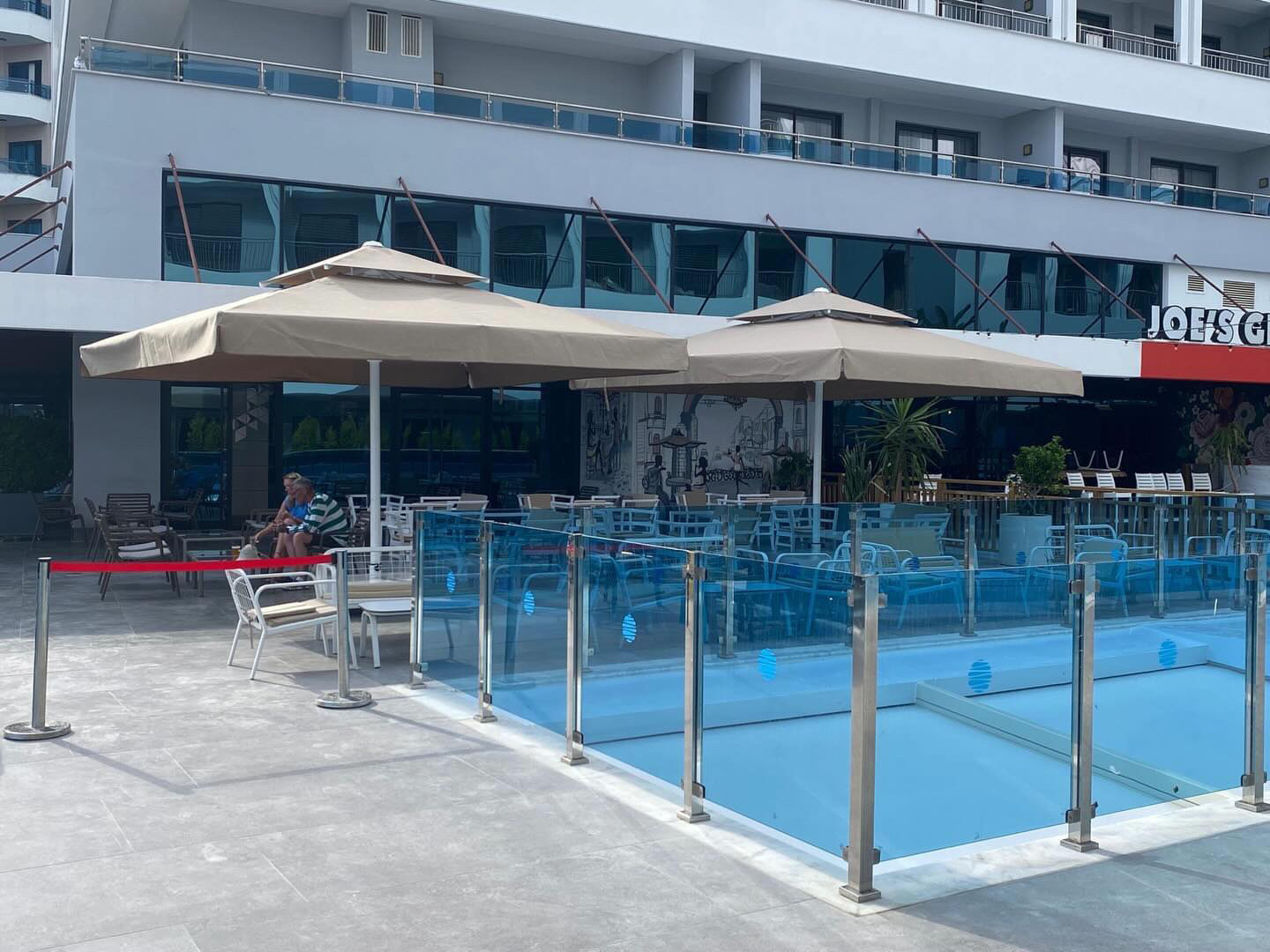 Otel havuz kenarı beyaz şemsiye